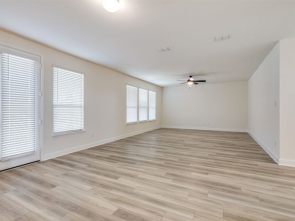 5th image of 121 Gallegos Dr