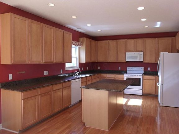 3rd image of 823 Edgewater Ln