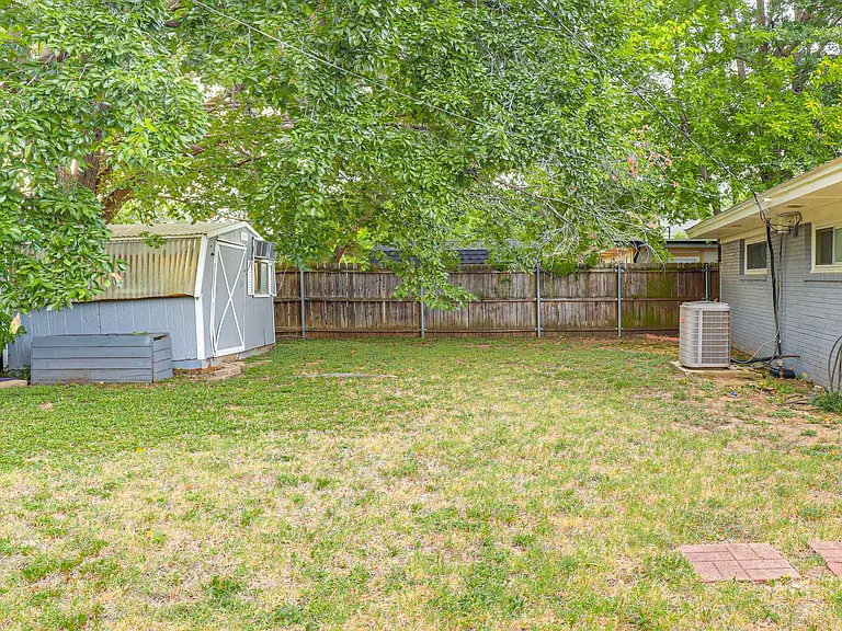 1909 Colony Dr — Photo 24