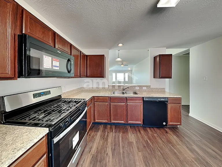 3919 Hawthorn Glen Ct — Photo 3