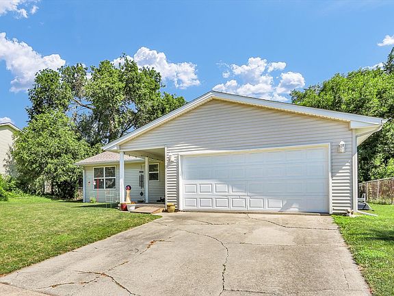 3rd image of 2310 E Country Squire Dr