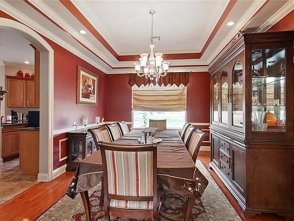 5th image of 140 Oakmont Dr