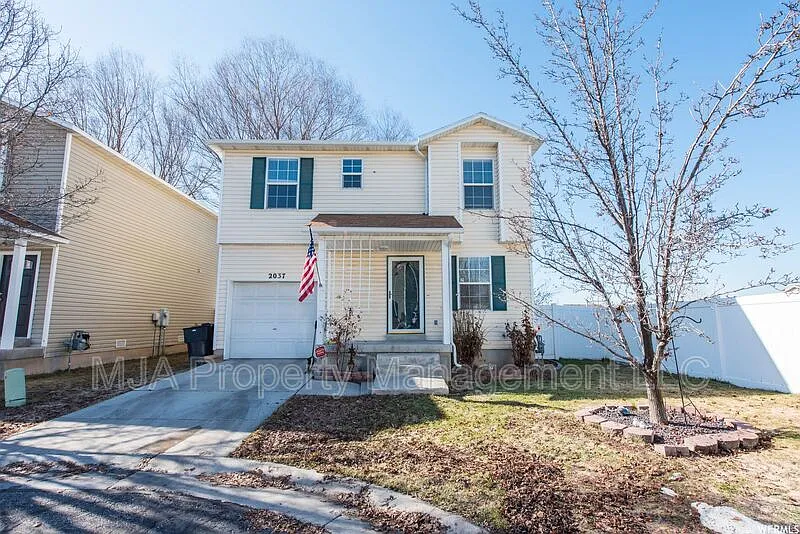 3 bed, 2.0 bath, 1789 sqft, $2,095 — Photo 2