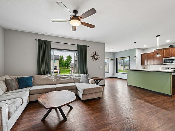 3rd image of 1105 Deer Run Dr NE