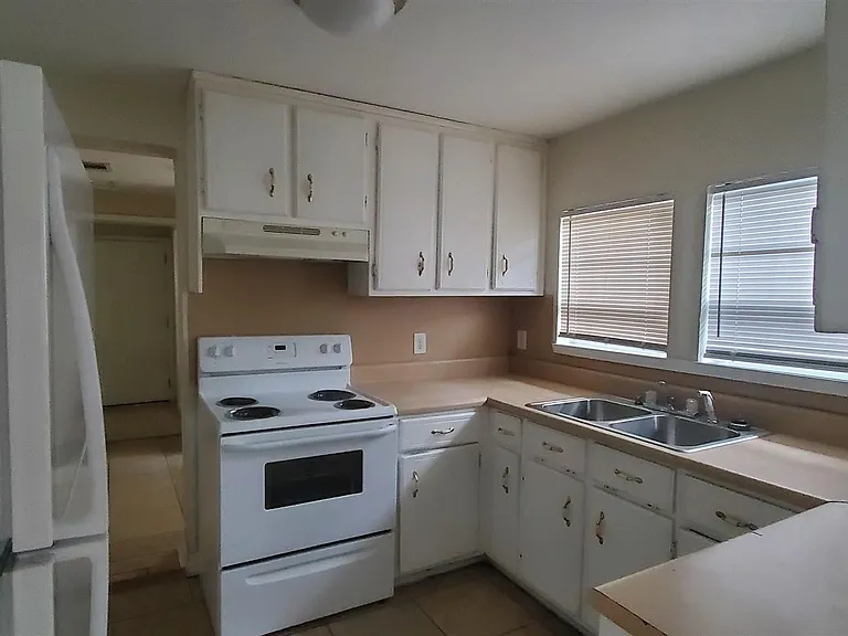 809 N East St — Photo 3
