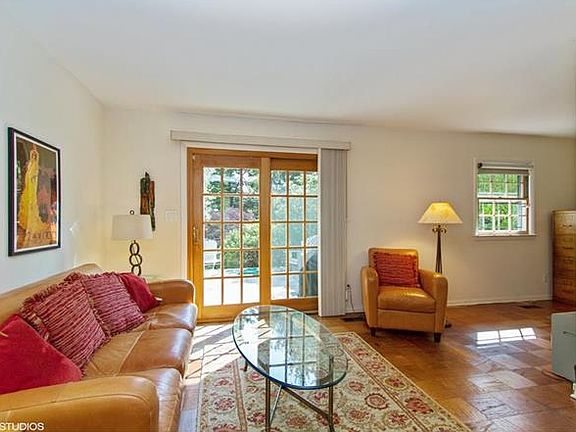 4th image of 812 Hickory Grove Dr E