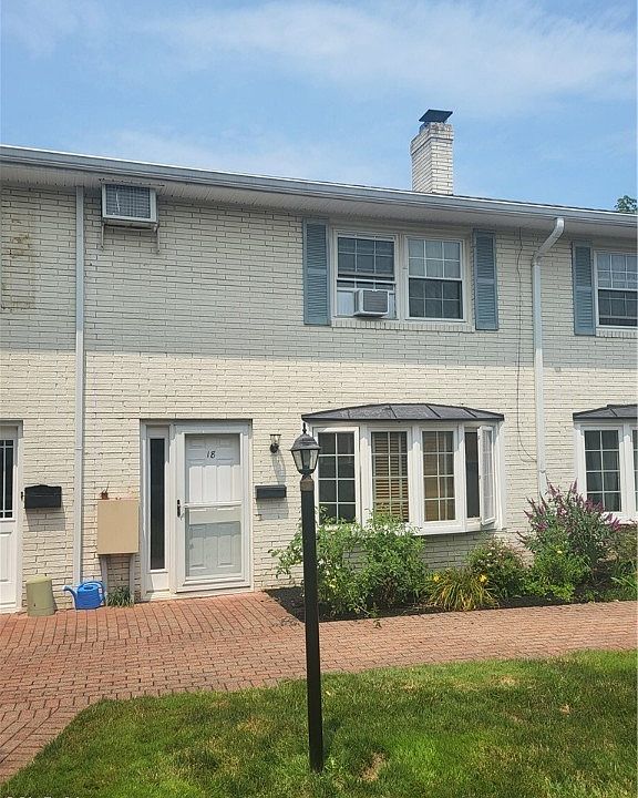 1st image of 8 Meadowlawn Dr Unit 18