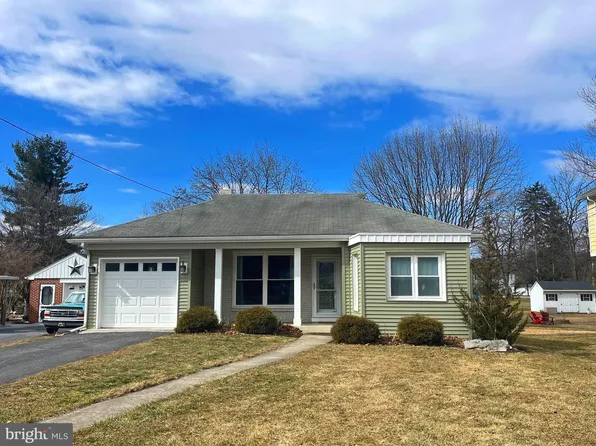 1823 Alexander Ave, Chambersburg, PA 17201