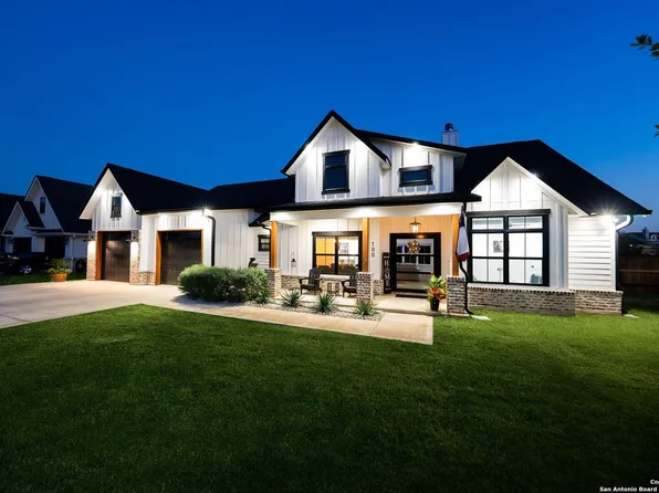 100 E Magnolia Cir, La Vernia, TX 78121