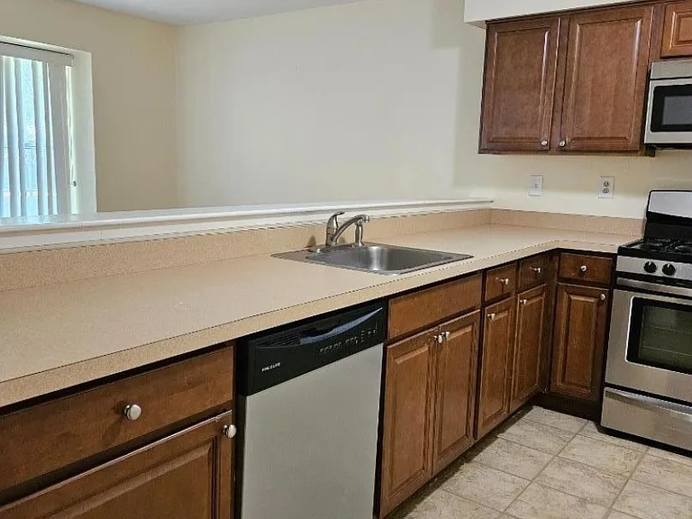 271 Abbey Dr — Photo 2