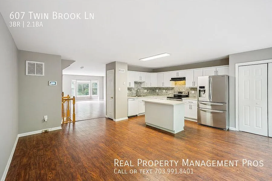 Sun-Filled Townhome with Deck & Fenced Yard Minutes from VRE & I95! — Photo 3