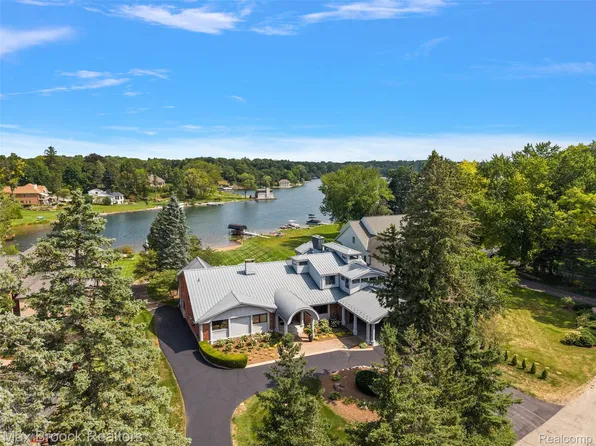 2440 Lake Angelus Ln, Lake Angelus, MI 48326
