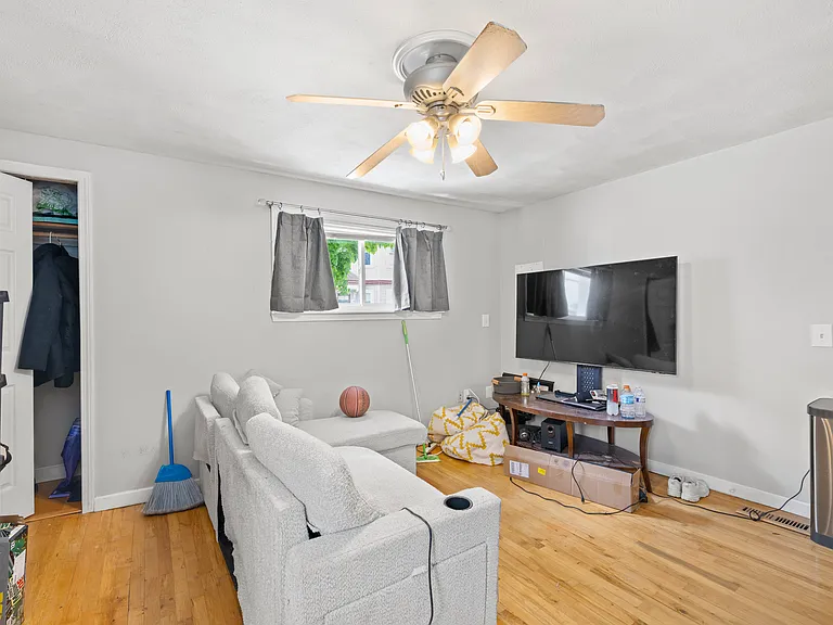 262 E St #A — Photo 2
