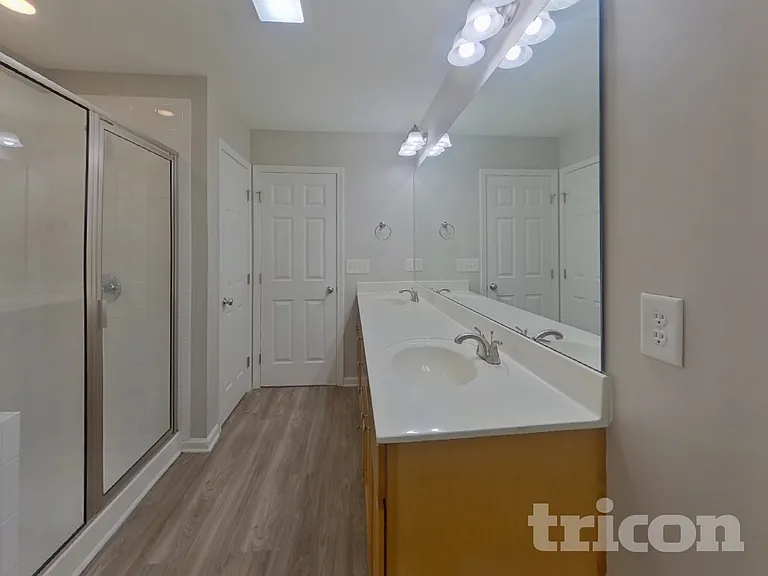2092 Roscommon Dr — Photo 11
