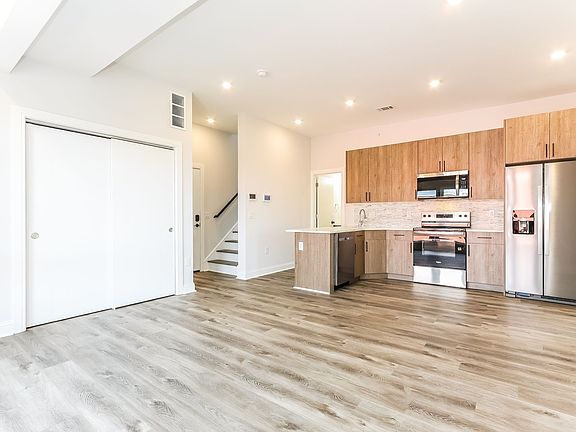 4th image of 953 Belmont Ave #4