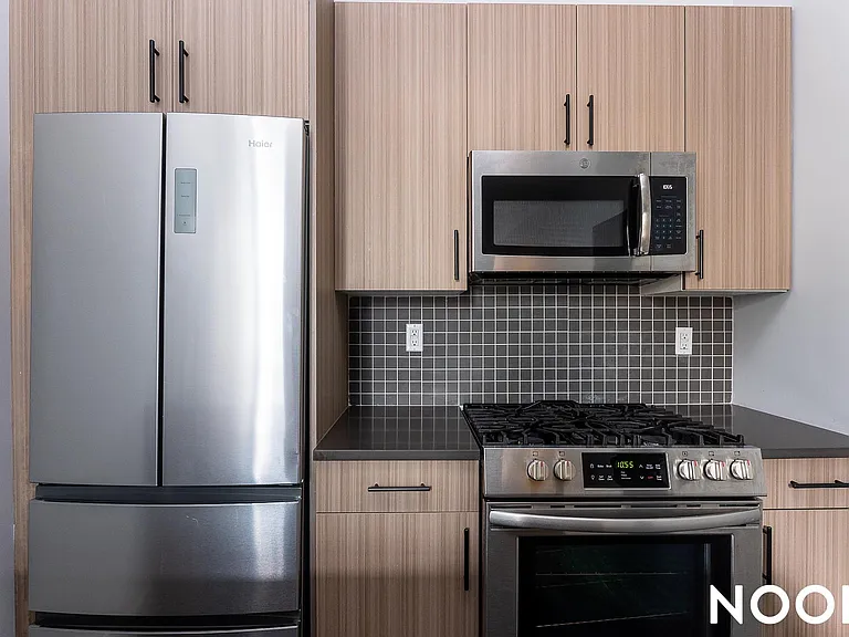 2028 Grove St #2L — Photo 2