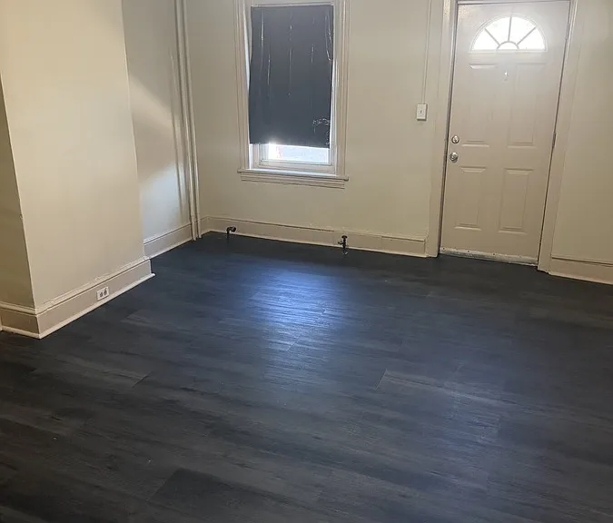 352 1/2 E Airy St — Photo 3