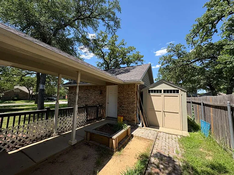 500 Holliday Ln — Photo 18