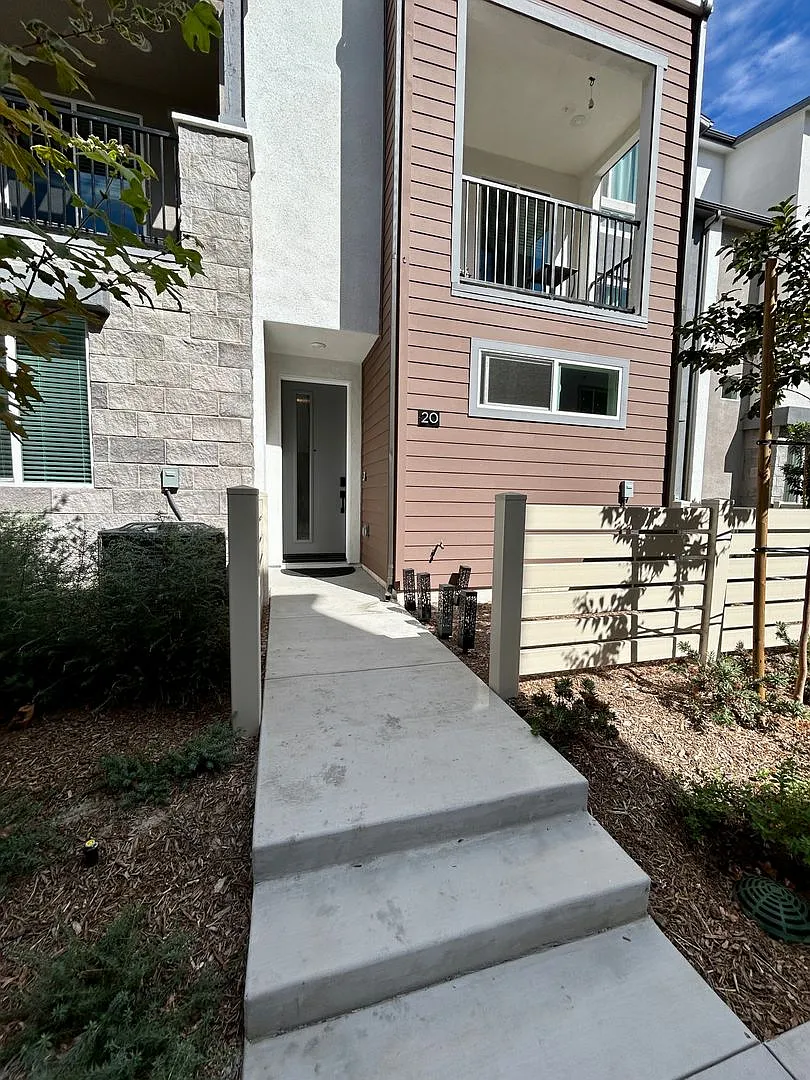 Furnished 2 Bed/2.5 Bath Rental Available Garden Grove — Photo 2