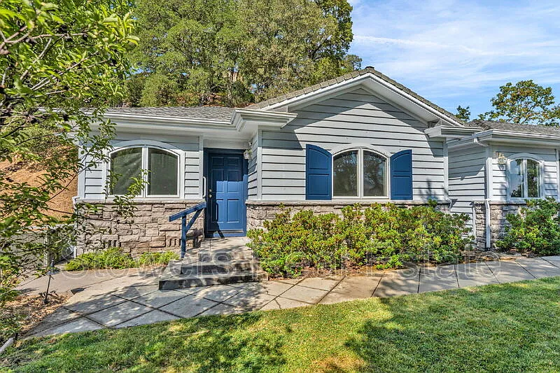 300 Lark Ln photo 1