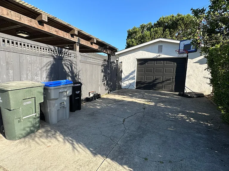 501 Bradley Ave — Photo 32