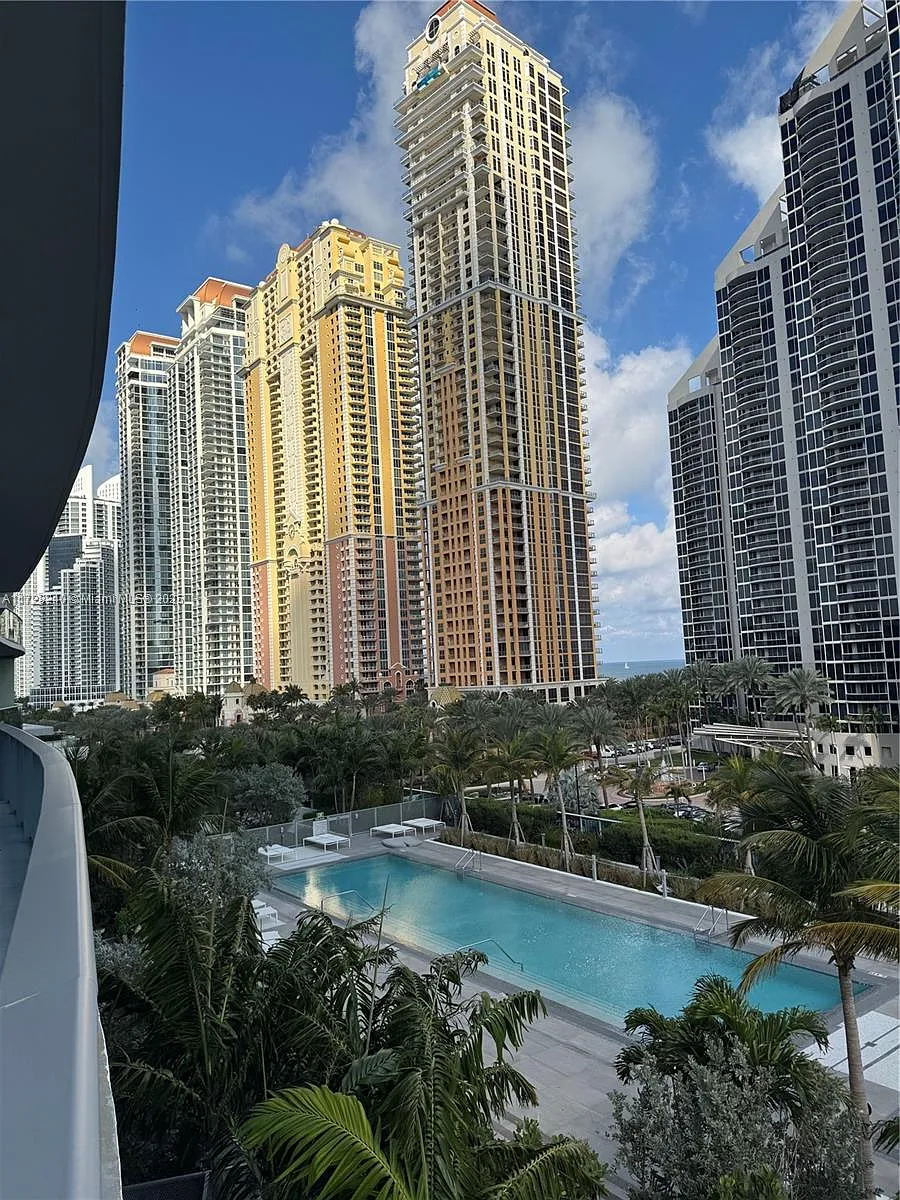 Building Photo - 17550 Collins Ave #601