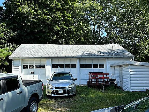 Very spacious 3+ car garage