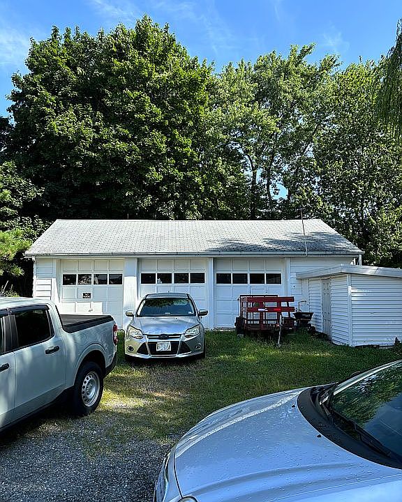 Very spacious 3+ car garage