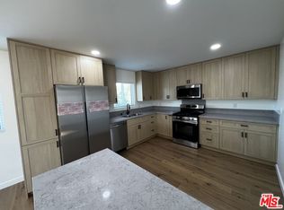 21928 Viscanio Rd, Woodland Hills, CA 91364