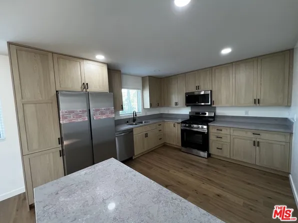 21928 Viscanio Rd, Woodland Hills, CA 91364