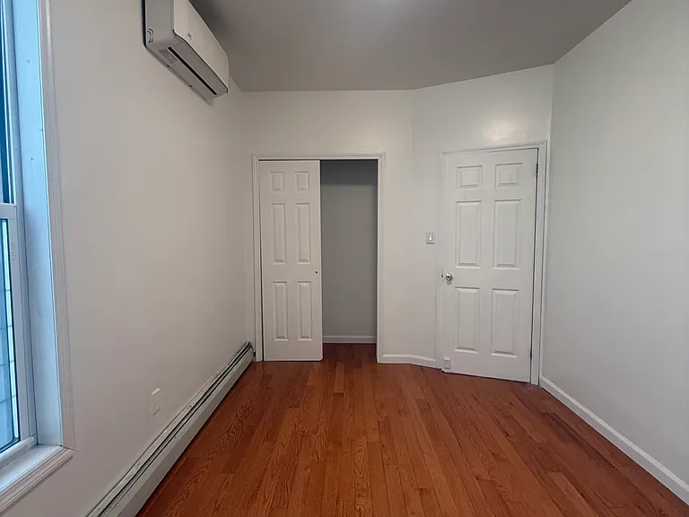 1433 Saint Lawrence Ave — Photo 6