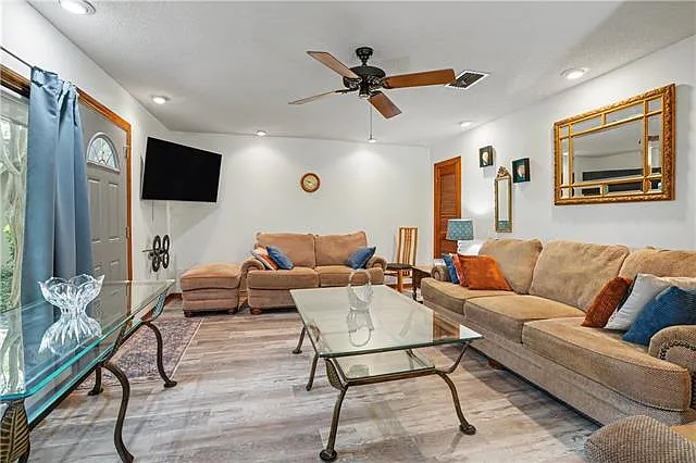 1 bed, 1.0 bath, 900 sqft, $1,600 — Photo 2
