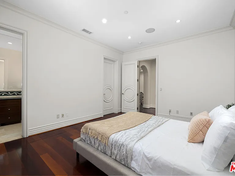 314 N Palm Dr — Photo 28
