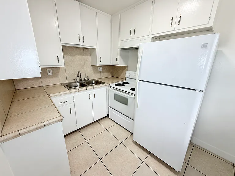66 S Grand Oaks Ave — Photo 17