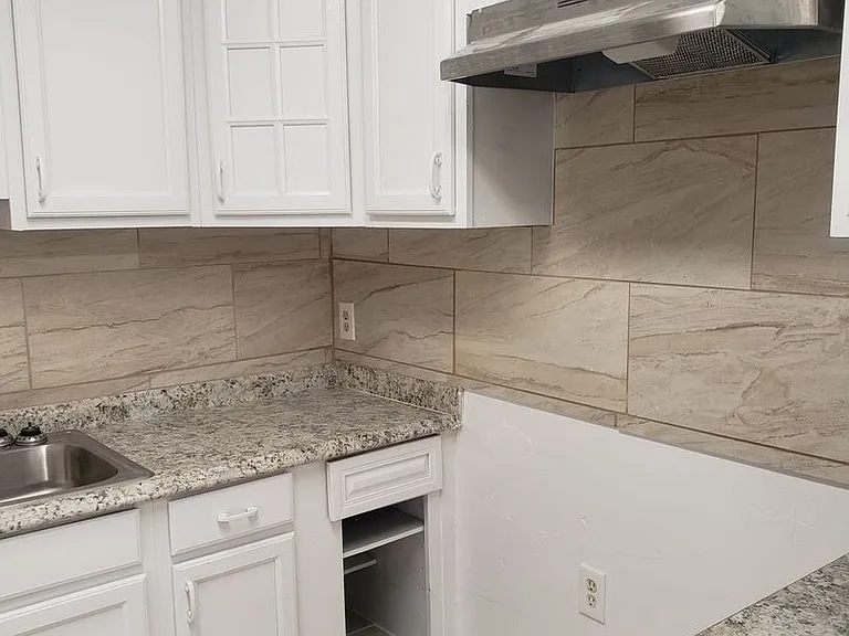 940 Lockhart St — Photo 11