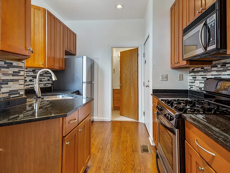 1420 W Erie St #1F — Photo 8