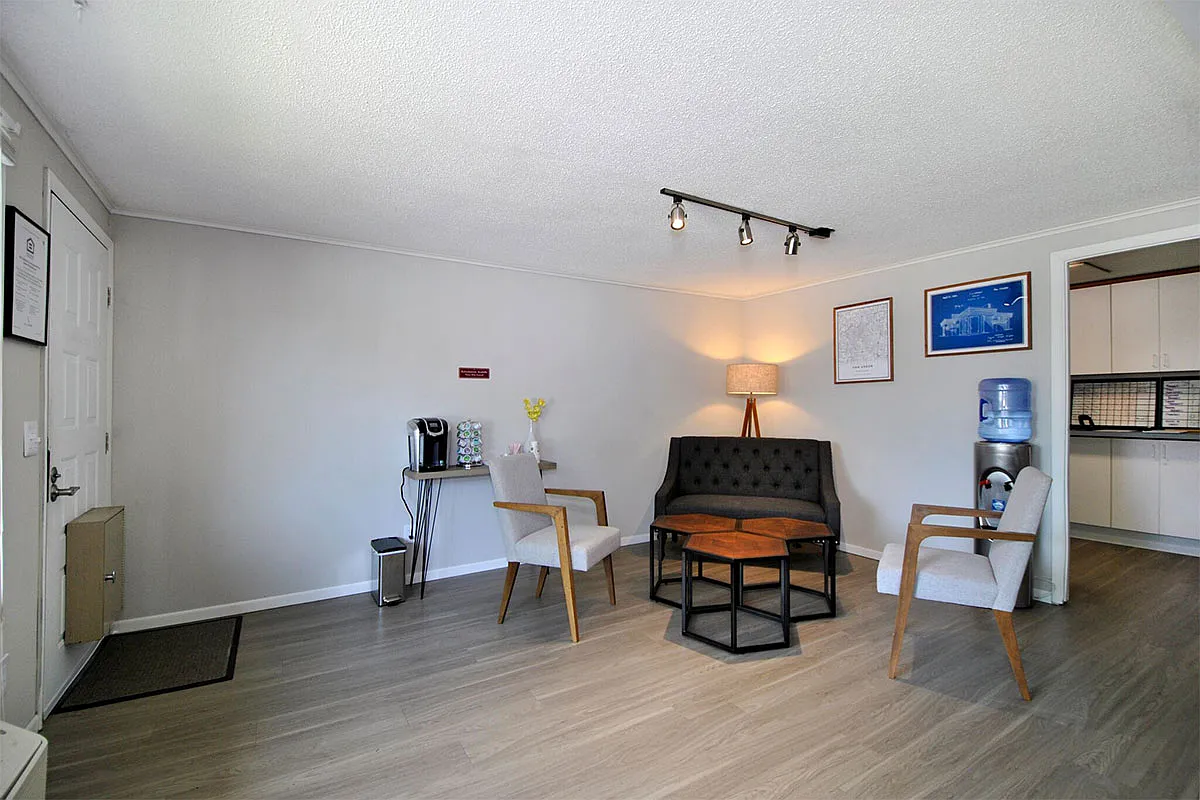 Surrey Park Apartments — Photo 1