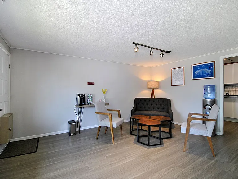 Surrey Park Apartments — Photo 1