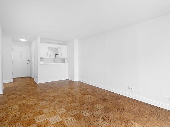 3rd image of 400 E 71st St APT 20L