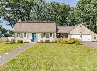 18 Duclos Dr, Agawam, MA 01001