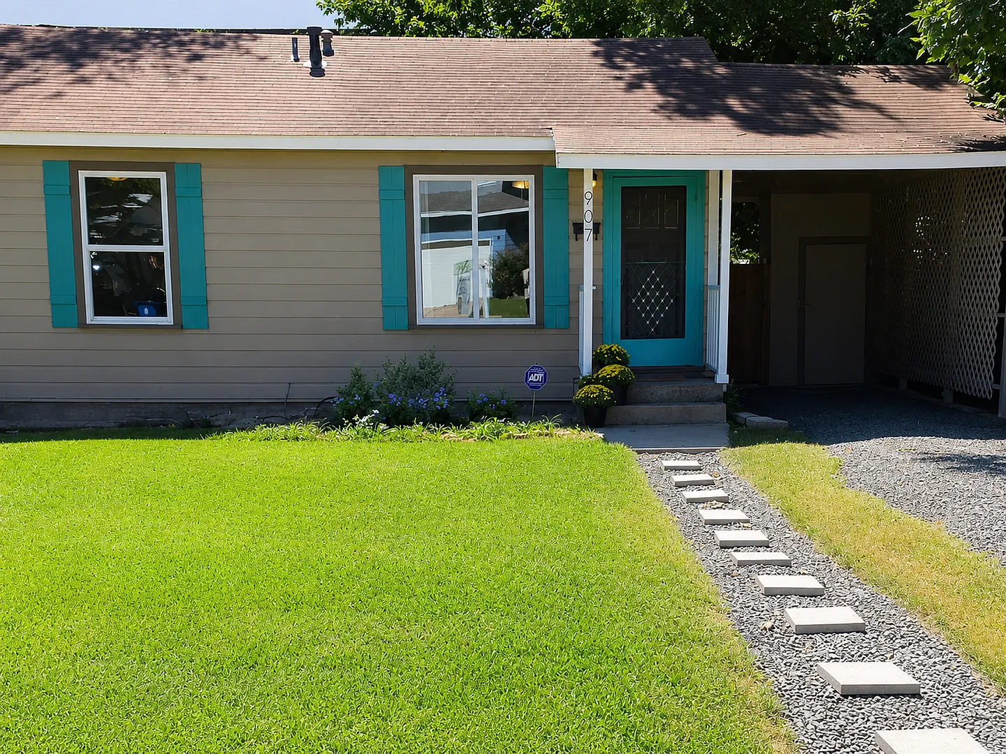 2 bedroom North Loop Bungalow — Photo 3