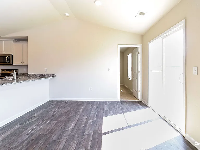 375 Kenyon Dr — Photo 7