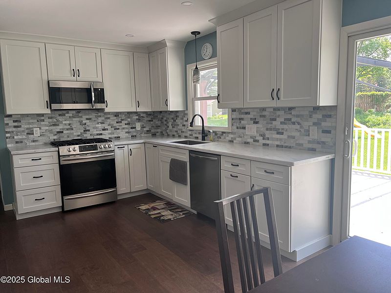 4th image of 32 Old Sparrowbush Road