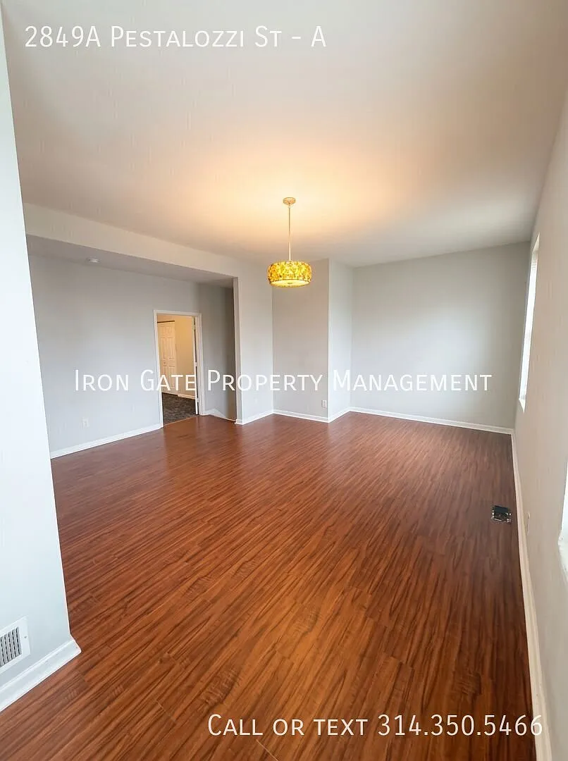 Light-Filled Second-Floor 2BR with Tall Ceilings & Shared Yard Fox Park — Photo 2