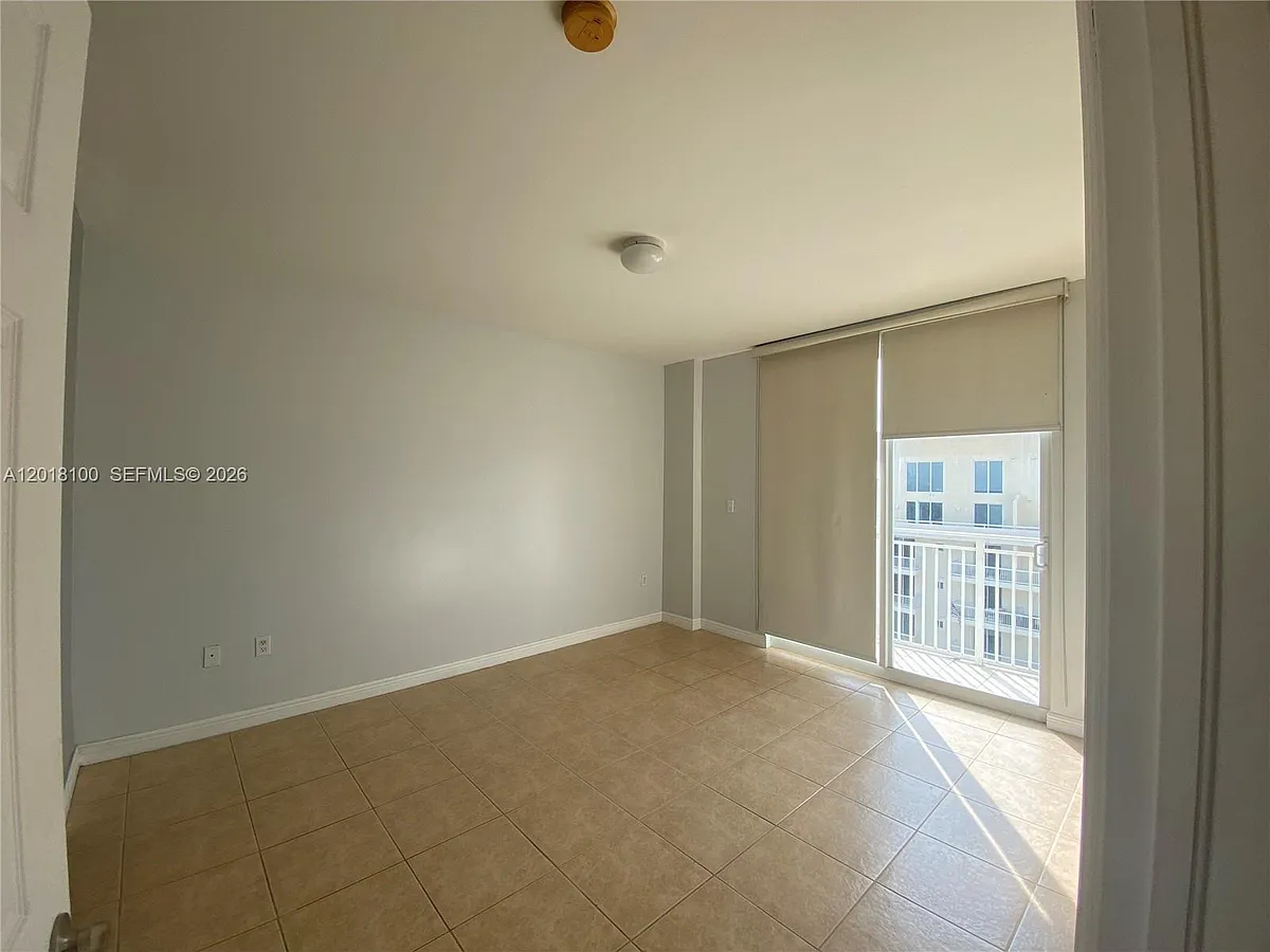 Building Photo - 2425 SW 27th Ave #1008