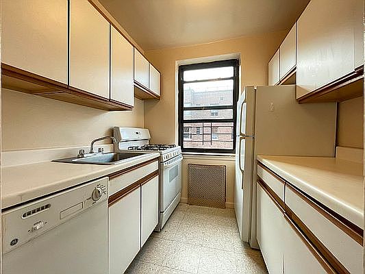 5th image of 69-39 Yellowstone Blvd APT 511