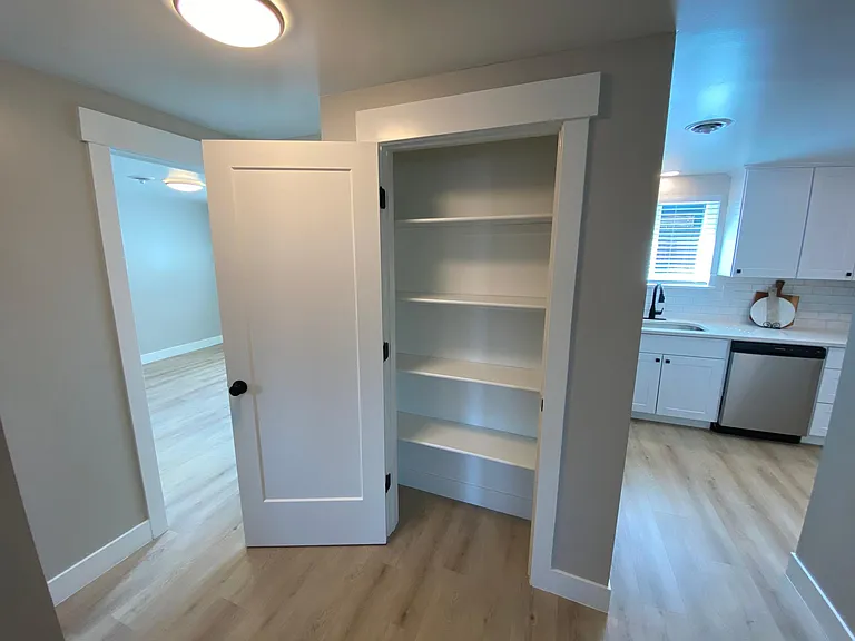 pantry/linen