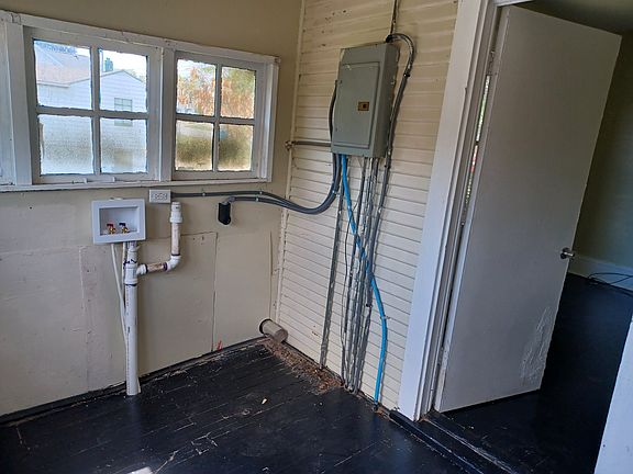 4th image of 1910 Moorman Ave NW