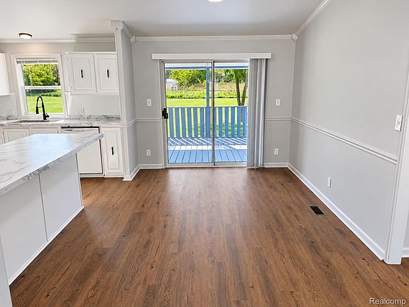 5th image of 19 S Hill Dr