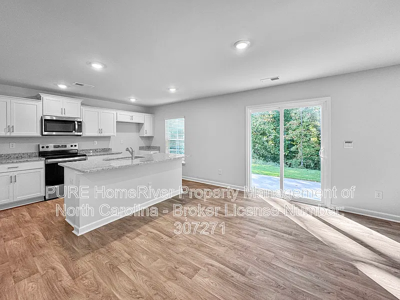 3 bed, 2.5 bath, 2163 sqft, $2,035 — Photo 4
